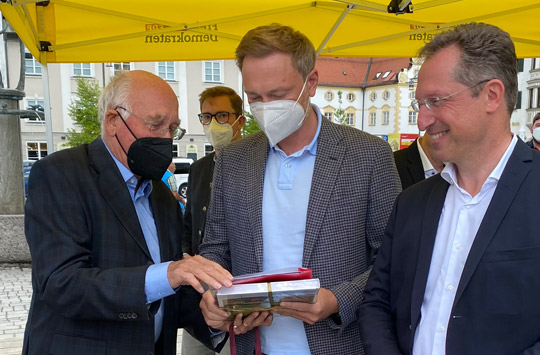 Buchübergabe an Christian Lindner